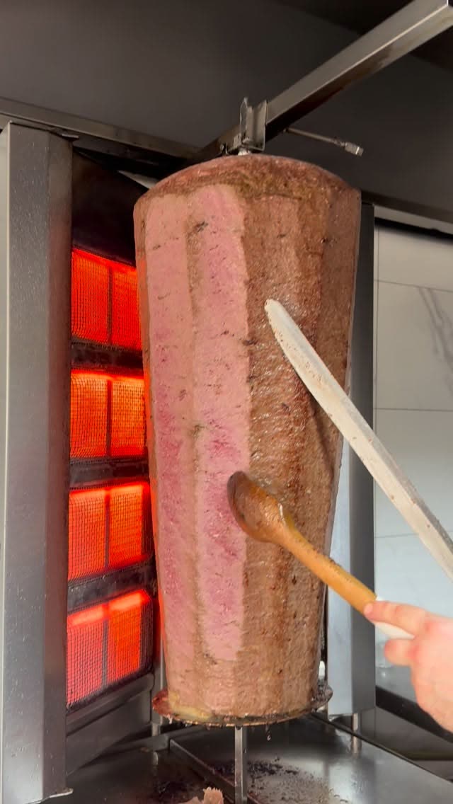Bursa kebabı sunumu